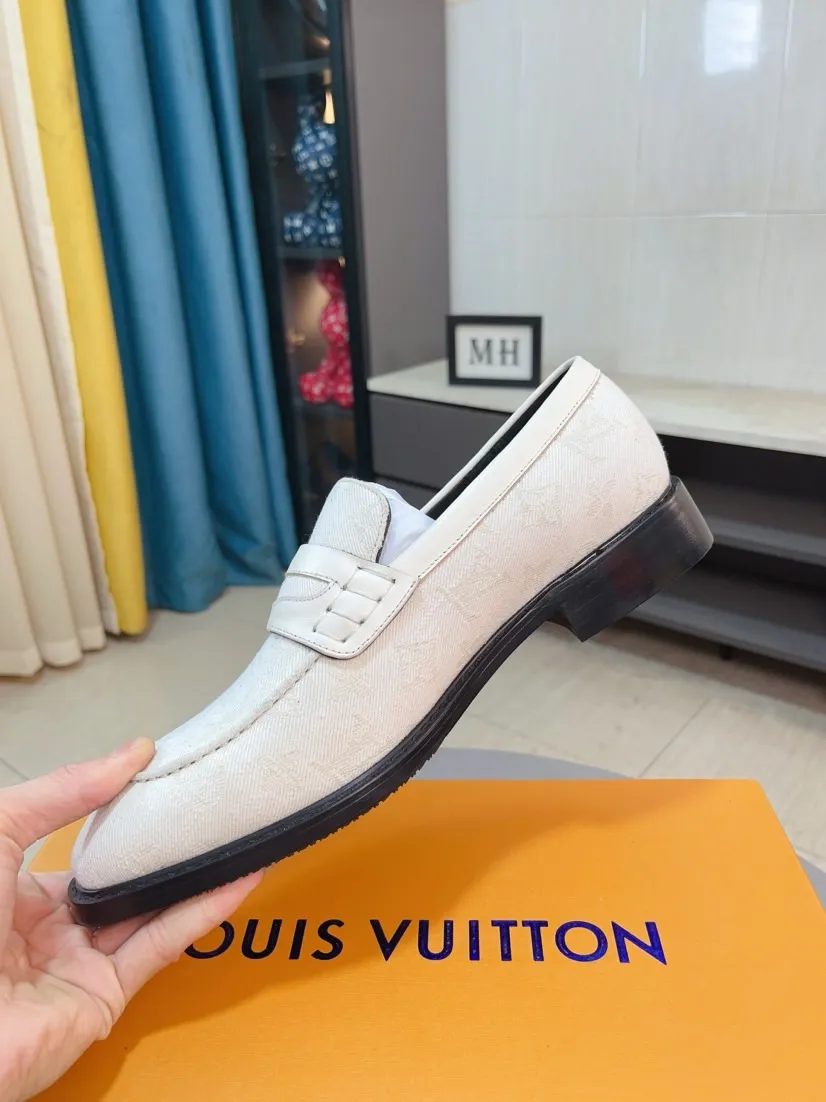 Ex-factory price 720🌹🌹High version [LV] Louis Vuitton's popular casual leather shoes🎖Fashionable and elegant🎖🎖Material: Original imported open-edge beaded cowhide, washed cowhide leather lining, original open-molded rubber outsole, high-end and classy, ​​elegant quality, instantly transforming into a handsome man ❤❤Standard\nNumber: 38-44
